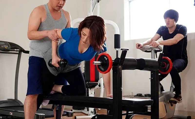 Gã chồng phát hiện cô vợ lén lút với huấn luyện viên thể hình