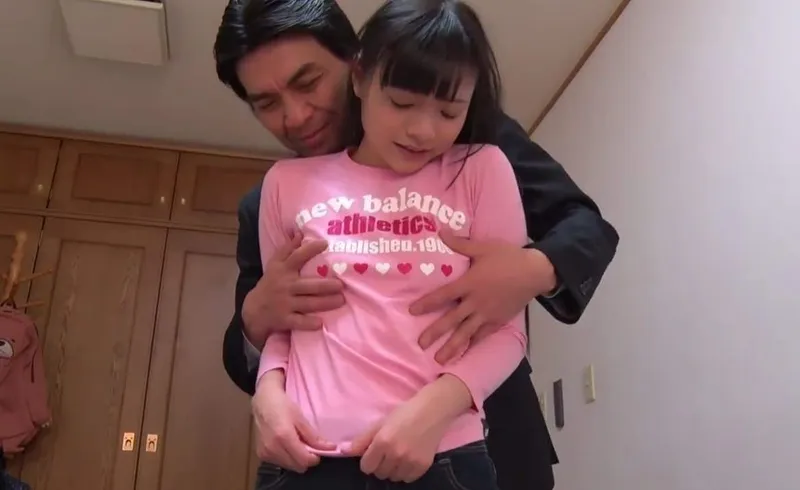 Bố dượng dụ dỗ đứa con nhỏ riêng ngây thơ của vợ